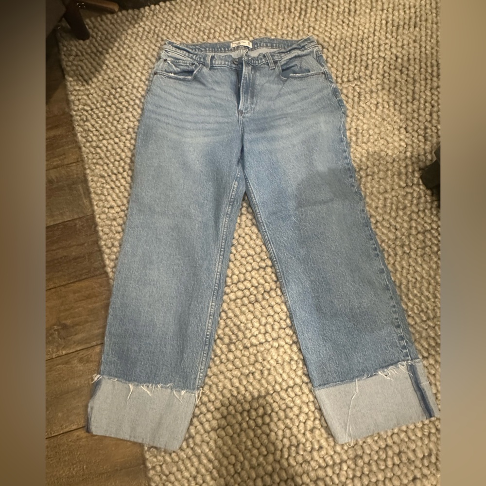 Women's Light Blue Jeans. Baggy midrise
